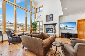 Smart-tv och eldstad