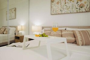 3 habitaciones, tabla de planchar con plancha y cuna de viaje