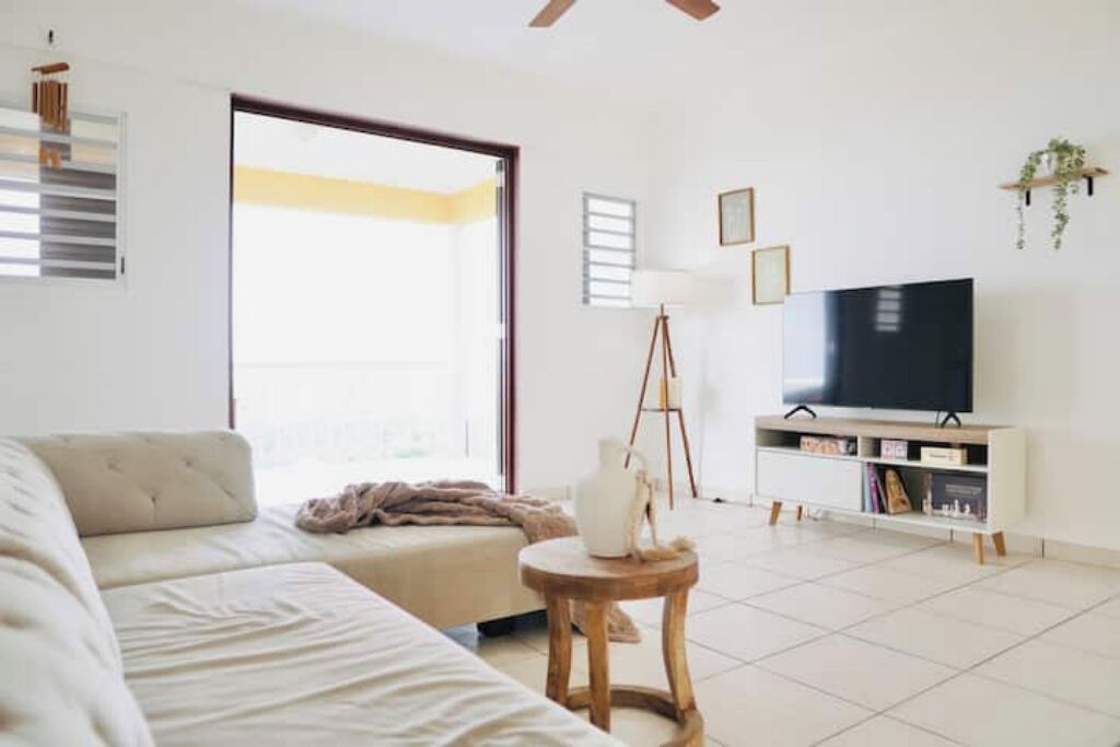 Smart TV, mesa de pingue-pongue, livros