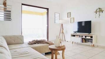 Smart TV, mesa de pingue-pongue, livros