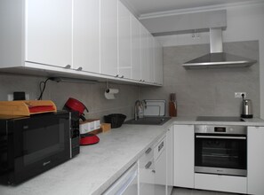 Een koelkast, een microgolfoven, een oven, een kookplaat