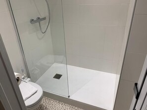 Comfort Twin kamer, uitzicht op stad | Badkamer