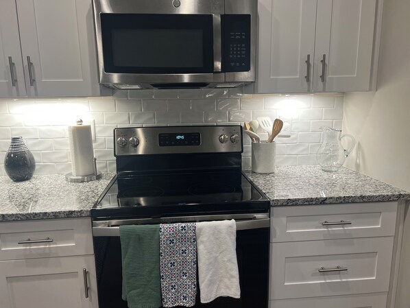 Mikroaaltouuni, uuni, liesi, astianpesukone