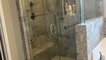 Haartrockner, Handtücher, Seife, Shampoo