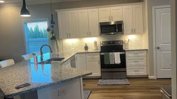 Mikrowelle, Ofen, Herdplatte, Geschirrspüler