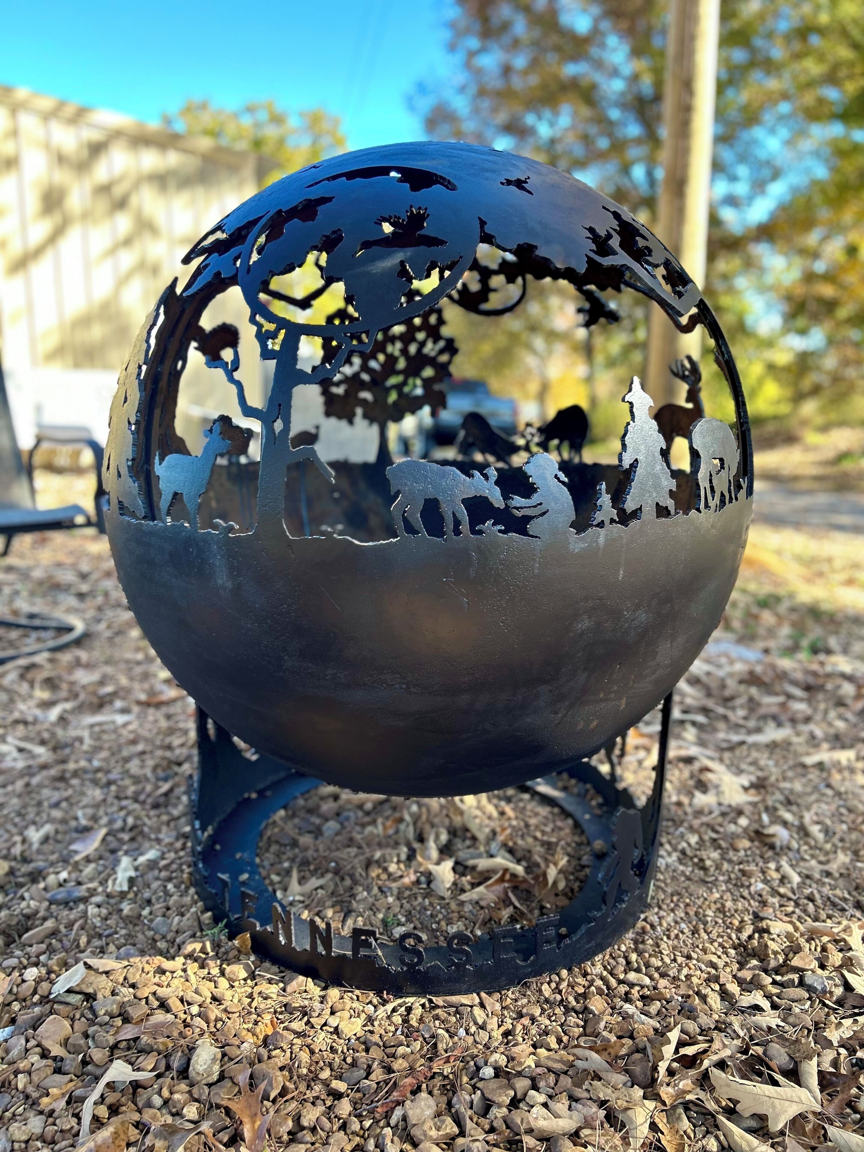 Eine Metallskulptur mit Tierkonturen auf einem Sockel.