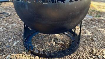 Eine Metallskulptur mit Tierkonturen auf einem Sockel.