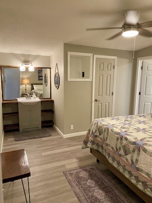 1 dormitorio, tabla de planchar con plancha, wifi y ropa de cama