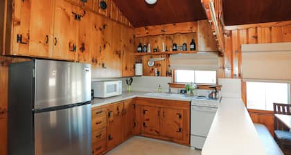 Charming 3-bedroom lakefront house with large yard and sandy beach
