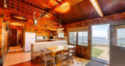 Charming 3-bedroom lakefront house with large yard and sandy beach