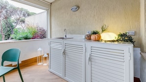 A kitchenette with a window, a sink, and a cabinet. - BDC - Cassia Luxury Studio (Roma)