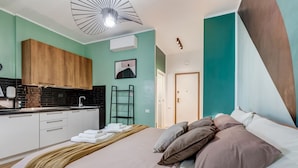 A modern bedroom with a bed, pillows, and a bedside table. - BDC - Cassia Luxury Studio (Roma)