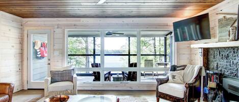 Cabin, Multiple Beds, Fireplace | Living area | 40-inch TV with digital channels, fireplace