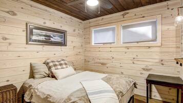 Cabin, Multiple Beds, Fireplace | 3 bedrooms, bed sheets
