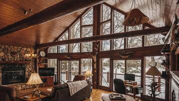 Kabin, Beberapa Tempat Tidur, perapian | Area keluarga | Televisi 40-inci dengan saluran TV digital dan perapian