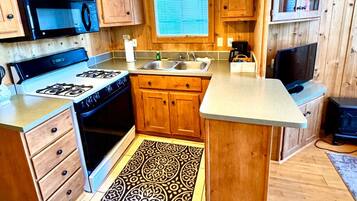 Deluxe Cabin With Loft | Yksityinen keittiö | Mikroaaltouuni, liesi, kahvin-/teenkeitin