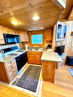 Deluxe Cabin With Loft | 私人厨房 | 微波炉、炉灶、茶具/咖啡用具