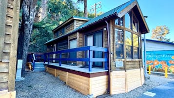 Deluxe Cabin With Loft | Free WiFi, bed sheets