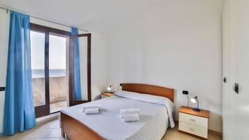3 slaapkamers, reisbedje