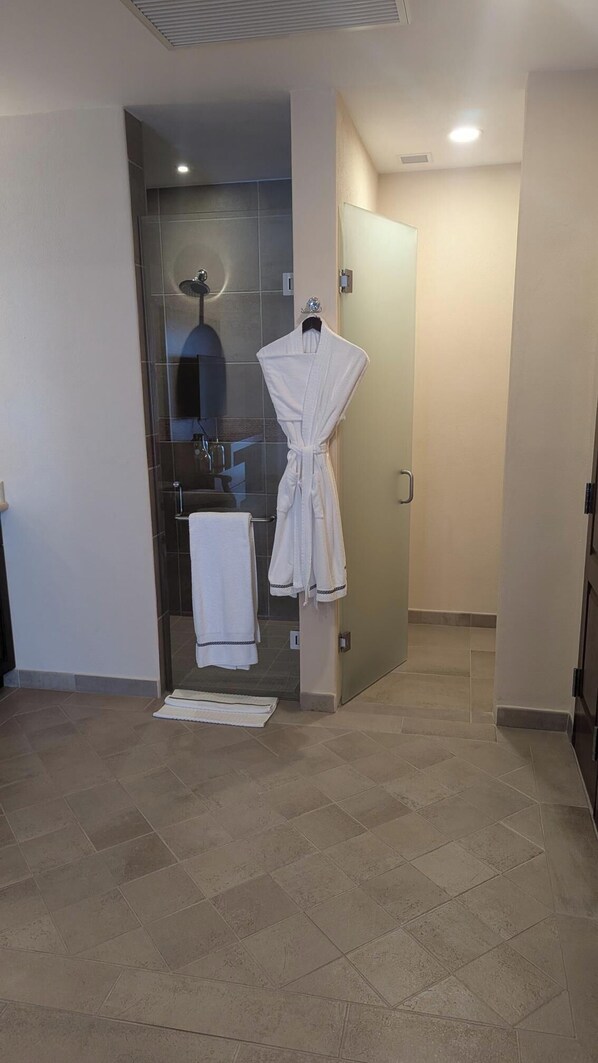 Douche, baignoire Ă jets, sĂšche-cheveux, serviettes fournies
