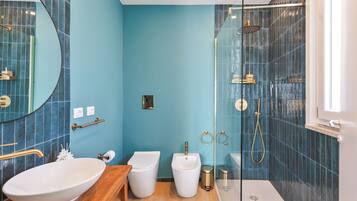 Dusj, hårføner og bidé