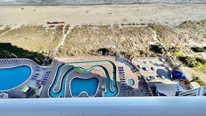 Un resort con zona de piscina, acceso a la playa y vistas al océano.