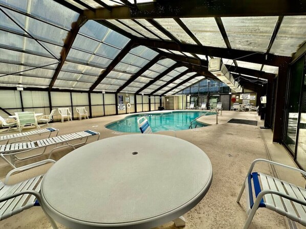 Una piscina techada, una piscina climatizada