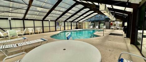 Una piscina cubierta, una piscina climatizada