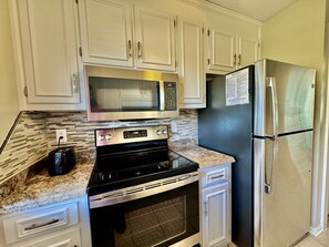 Refrigerador, microondas, horno, placa de cocina