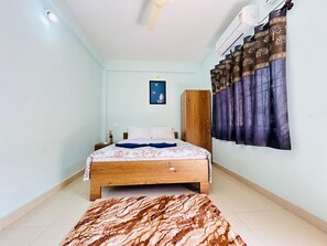 Deluxe eenpersoonskamer, balkon, uitzicht op de stad | Verduisterende gordijnen