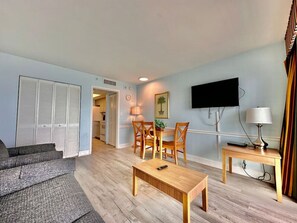 TV - Heart of Myrtle Beach 1 Bedroom Oceanfront Camelot 1406 (Myrtle Beach)