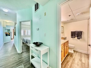 Sèche-cheveux, serviettes fournies, papier toilette