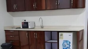 مساحة عمل للكمبيوتر المحمول وتجهيزات عازلة للصوت وواي فاي مجانًا