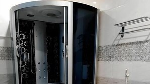 تجهيزات دش، مستلزمات مجانية للعناية الشخصية، خف للقدمين، مناشف