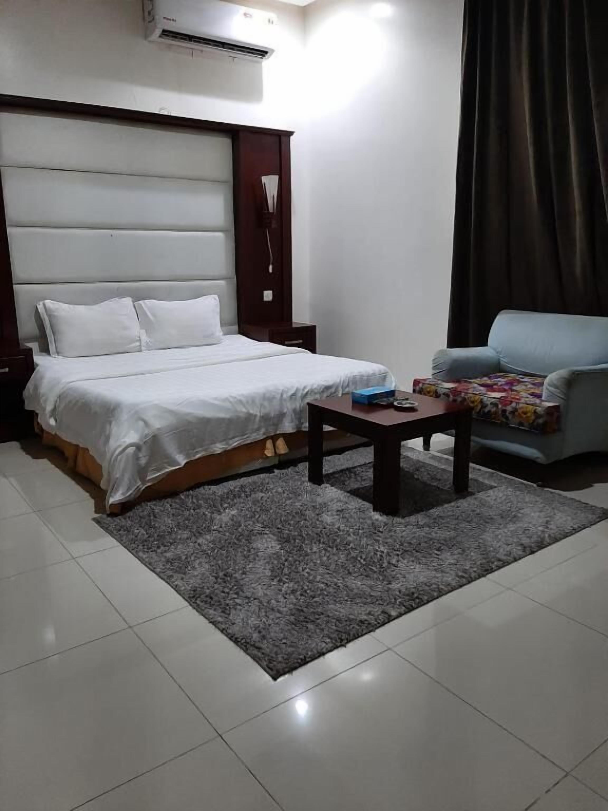 Laptop workspace, soundproofing, WiFi (free), bed sheets