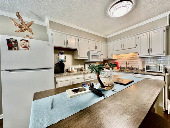 Fridge, microwave, oven, stovetop - 2br 2ba 1st floor pool 124 (Myrtle Beach)