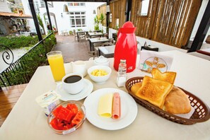 Free daily buffet breakfast - Hostal Solar (Arequipa)