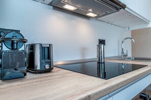 Micro-ondes, four, plaque de cuisson, cafetière/bouilloire