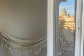 Interior - Room with Private Bathroom and Cathedral View (Palermo)
