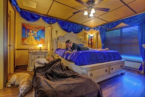 10 Schlafzimmer, Schreibtisch, Bügeleisen/Bügelbrett, Reisekinderbett
