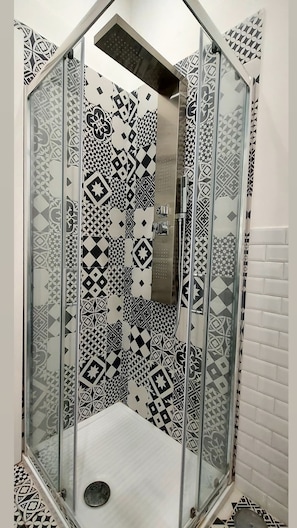 Room1 Deluxe Double Room | Badezimmer | Dusche, Haartrockner, Handtücher, Seife