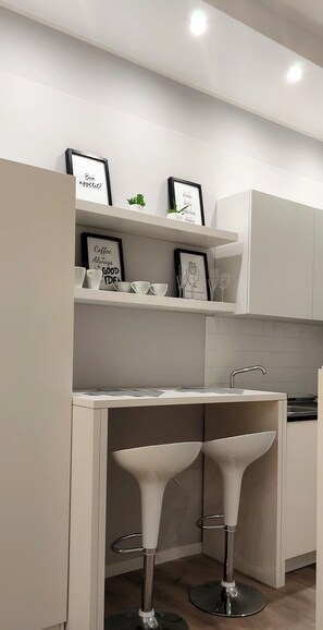 Room1 Deluxe Double Room | Desk, laptop workspace, soundproofing, free WiFi - Duomo View Naples (Naples)