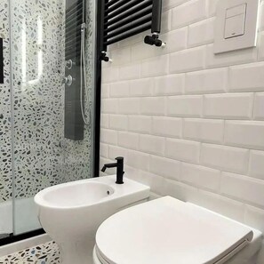 Room2 Deluxe Double Room | Bagno | Doccia, asciugacapelli, asciugamani, sapone