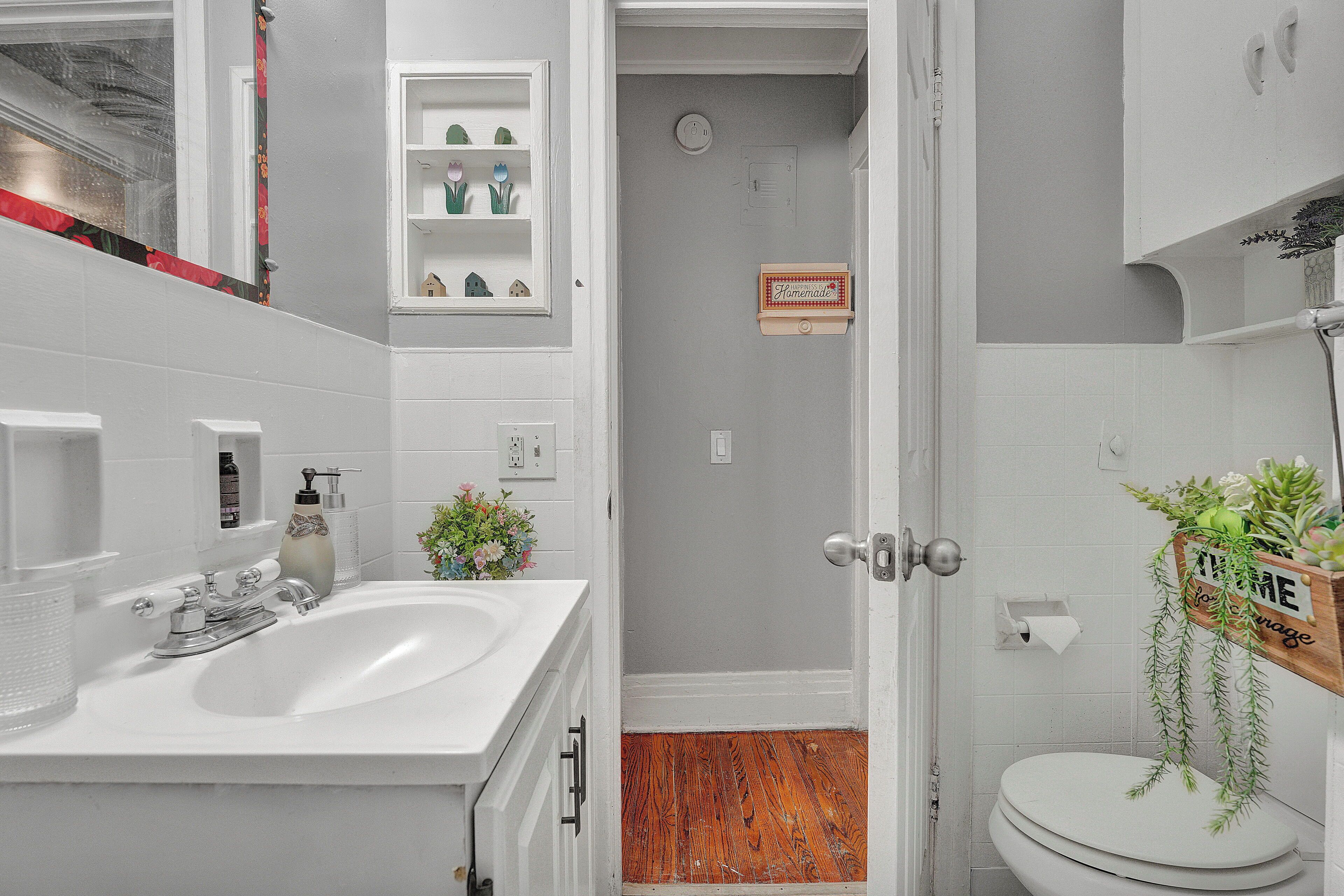 Sèche-cheveux, serviettes fournies, savon, shampoing