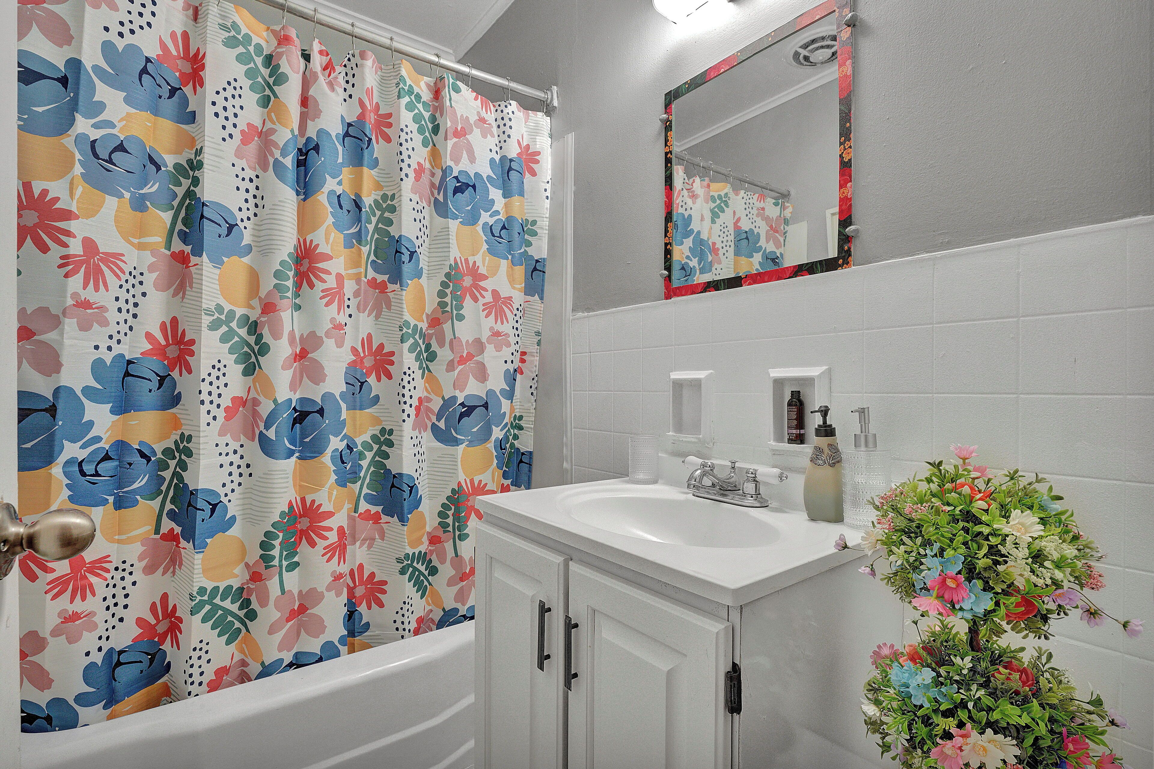 Een haardroger, handdoeken, zeep, shampoo