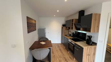 KĂŒhlschrank, Mikrowelle, Ofen, Herdplatte