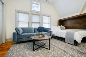 1 bedroom, iron/ironing board, free WiFi, bed sheets - Modern Victorian Studio -Steps to Cleveland Clinic (Cleveland)
