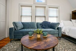 Smart TV, offices - Modern Victorian Studio: Steps to Cleveland Clinic (Cleveland)