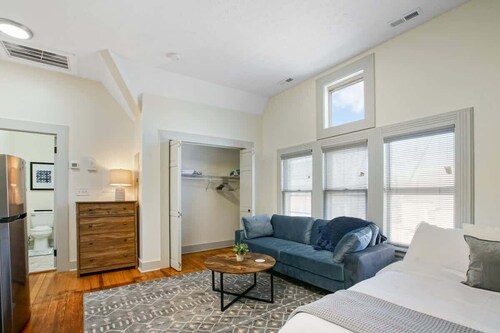 Modern Victorian Studio -Steps to Cleveland Clinic