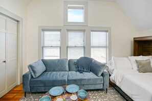 1 bedroom, iron/ironing board, free WiFi, bed sheets - Modern Victorian Studio -Steps to Cleveland Clinic (Cleveland)